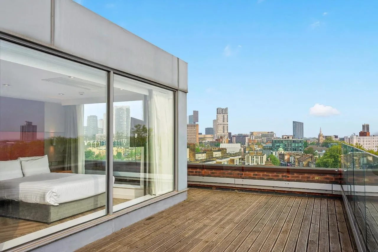 Roomzzz London Stratford 4*,