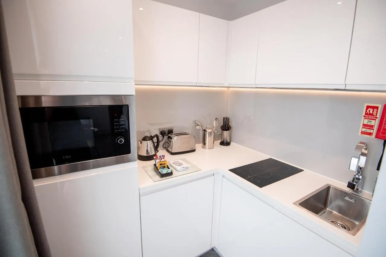 Roomzzz London Stratford 4*,