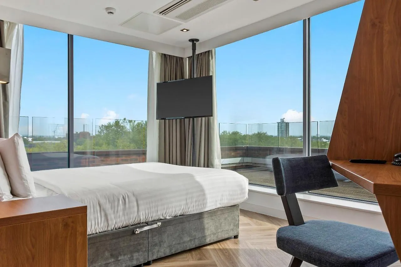 Roomzzz London Stratford 4*,