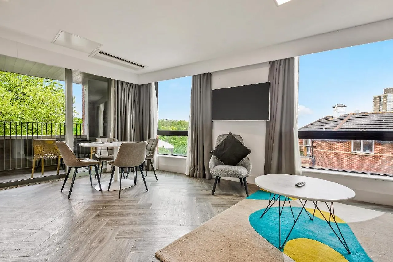 Roomzzz London Stratford 4*,