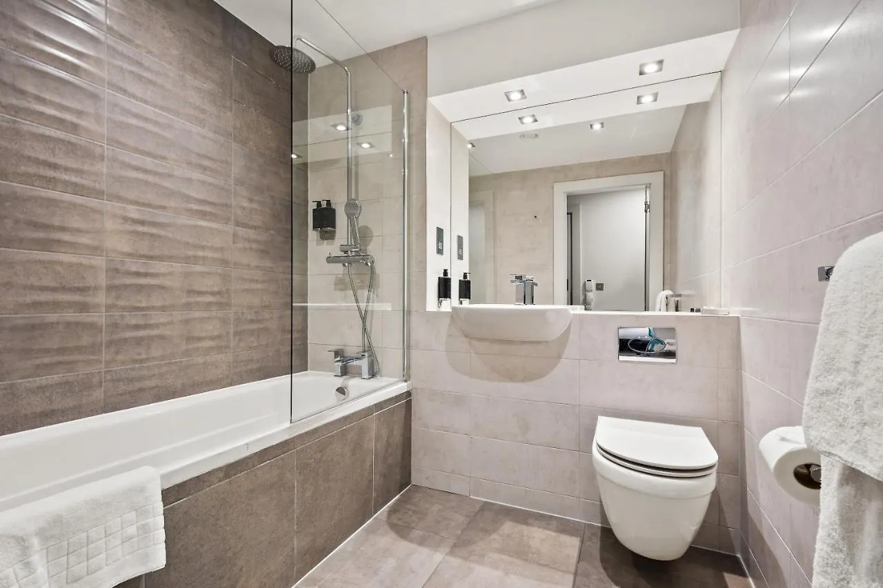 Roomzzz London Stratford 4*,
